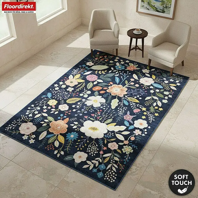 Floordirekt Kurzflorteppich Damaskus 160 x 230 cm - Blau - Dunkelblauer Teppich mit lebhaftem Blumenmuster und weicher Haptik auf Fliesenboden, unter Stühlen und Tisch platziert.