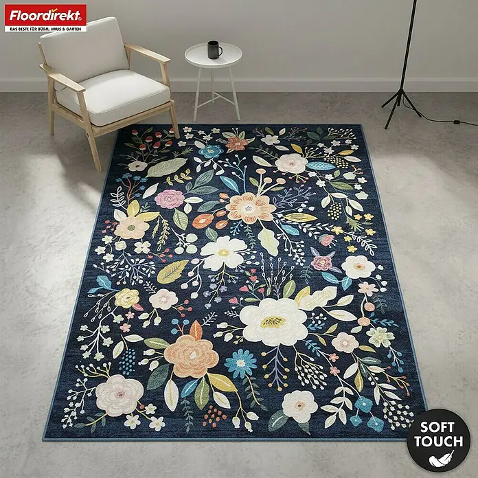 Floordirekt Kurzflorteppich Damaskus 160 x 230 cm - Blau - Dunkelblauer Teppich mit lebhaftem Blumenmuster und Soft-Touch-Merkmal, auf dem Zimmerboden.