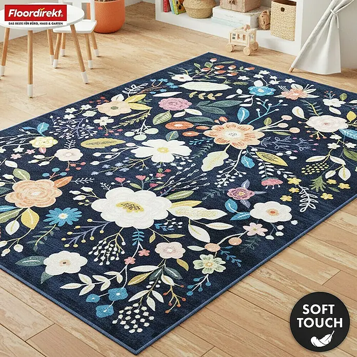 Floordirekt Kurzflorteppich Damaskus 160 x 230 cm - Blau - Weicher, dunkelblauer Blumen-Teppich mit farbigen Blüten auf Holzboden.