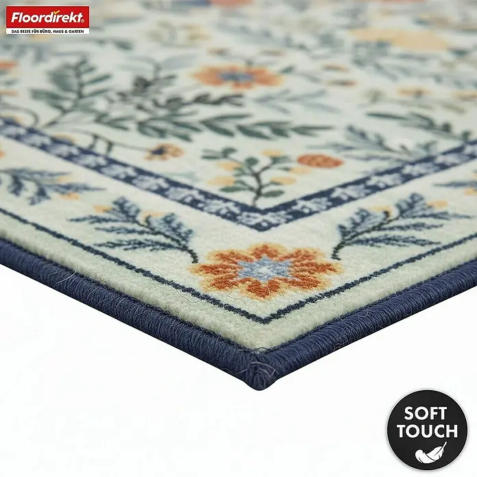 Floordirekt Kurzflorteppich Cascada 200 x 290 cm - Hellgrün - Ein floraler Teppich mit cremefarbenem Hintergrund, orangefarbenen, blauen und grünen Motiven und einem dunkelblauen Rand, der eine weiche Textur zeigt.