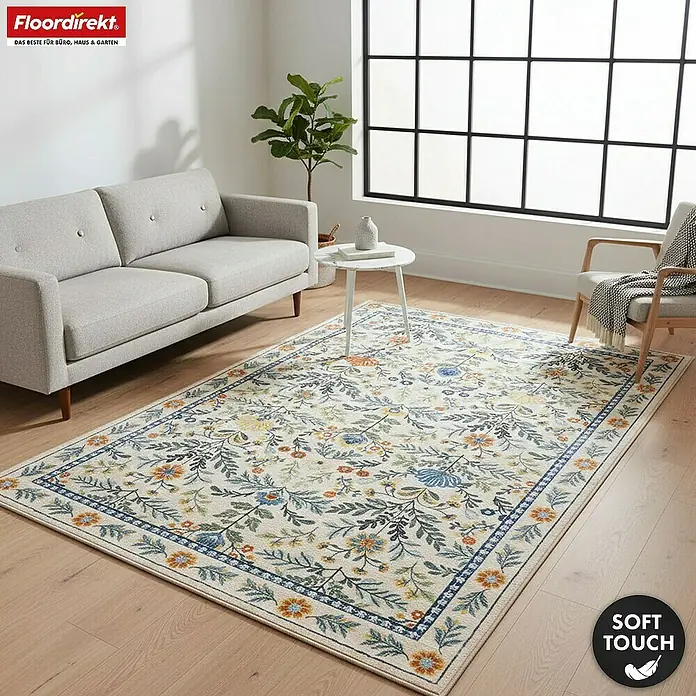 Floordirekt Kurzflorteppich Orientalis 160 x 230 cm - Ecru, 230 x 160 cm - Cremefarbener Teppich mit blau-orangefarbenem Blumenmuster und blauer Bordüre, in einem modernen Wohnzimmer ausgelegt.