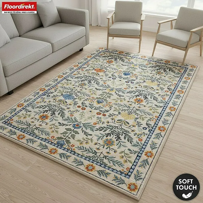 Floordirekt Kurzflorteppich Orientalis 160 x 230 cm - Ecru, 230 x 160 cm - Floral gemusterter Teppich mit blauen, orangefarbenen, gelben und grünen Pflanzenmotiven auf hellem Hintergrund, im Wohnzimmer ausgelegt.