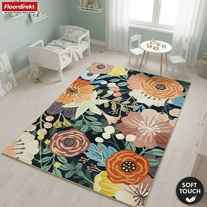 Floordirekt Kurzflorteppich Tropica 200 x 290 cm - Multicolor, 290 x 200 cm - Bunter Teppich mit großen Blumen in Orange, Gelb, Rosa und Blau auf dunklem Hintergrund im Kinderzimmer.