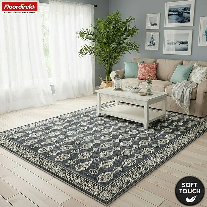 Floordirekt Kurzflorteppich Marrakesh 160 x 230 cm - Anthrazit, 230 x 160 cm - Ein rechteckiger dunkelblauer Teppich mit cremefarbenen traditionellen Mustern, darunter Ovale und Blumenmotive, auf einem hellen Holzfußboden im Wohnzimmer.