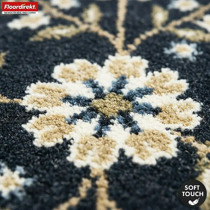 Floordirekt Kurzflorteppich Aristo 160 x 230 cm - Schwarz, 230 x 160 cm - Nahaufnahme eines weichen, dunkelblauen Teppichs mit ornamentalem Blumenmuster in Beige, Hellblau und Weiß.