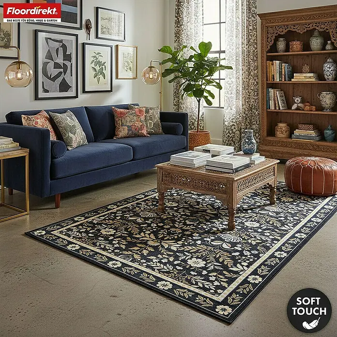 Floordirekt Kurzflorteppich Aristo 160 x 230 cm - Schwarz, 230 x 160 cm - Dunkelblauer rechteckiger Teppich mit beigem und weißem Blumenmuster auf dem Wohnzimmerboden unter einem Couchtisch.