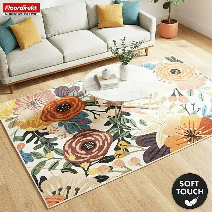 Floordirekt Kurzflorteppich Fleur 160 x 230 cm - Multicolor - Bunter Blumenteppich mit großen Blüten, der ein Wohnzimmer unter einem Couchtisch und vor einem Sofa schmückt.