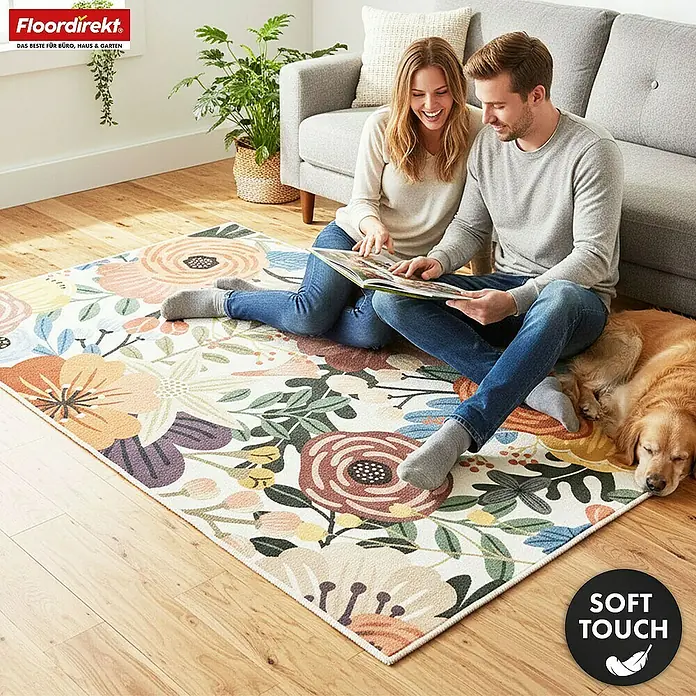 Floordirekt Kurzflorteppich Fleur 200 x 290 cm - Multicolor - Weicher Teppich mit farbenfrohem Blumenmuster. Ein Paar und Hund entspannen darauf im Wohnzimmer.