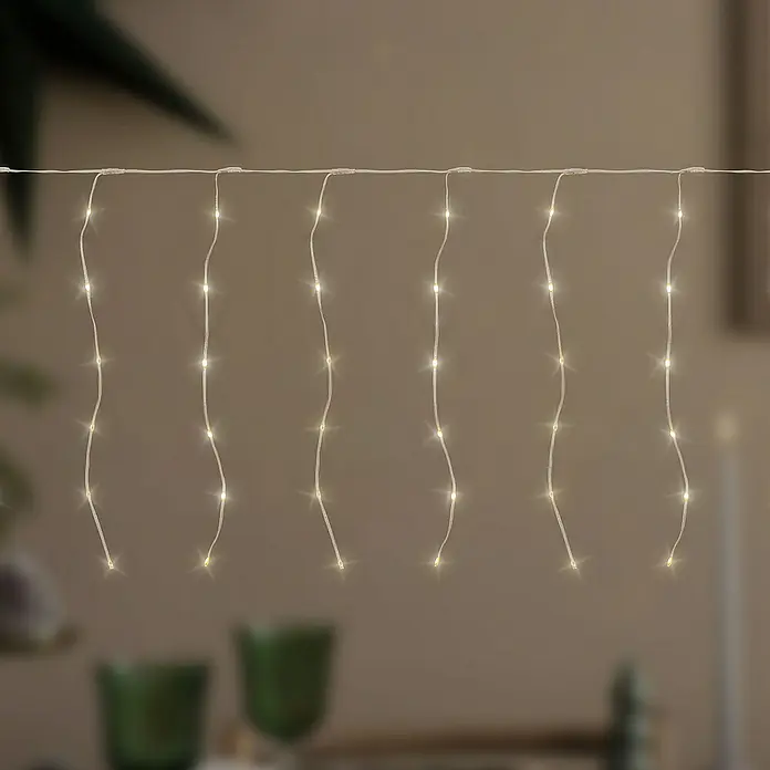 ECD Germany LED-Lichtervorhang 240 LEDs 6m für Innen & Außen IP44 Warmweiß - Innen, Warmweiß, 240 Stk., Netzbetrieben - Warmweiße LED-Lichtervorhang mit transparenten Kabeln, vertikal hängend.