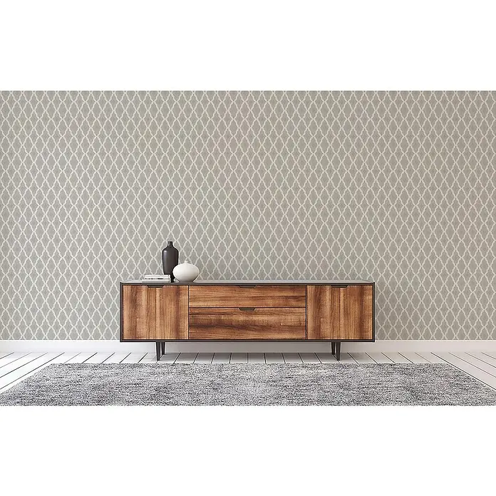Tadessi Vliestapete M1-No.3866 - Creme, Streifen, 10,05 x 0,53 m - Holzsideboard mit Schubladen und Schränken, dekoriert mit zwei Vasen.