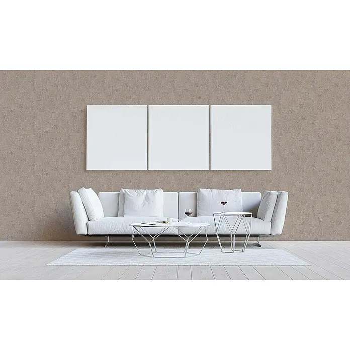 Tadessi Vliestapete M1-No.829 - Grau, Steinoptik, 10,05 x 0,53 m - Strukturierte bräunlich-graue Wandverkleidung in einem modernen Wohnzimmer, hinter einem weißen Sofa und Kunst.