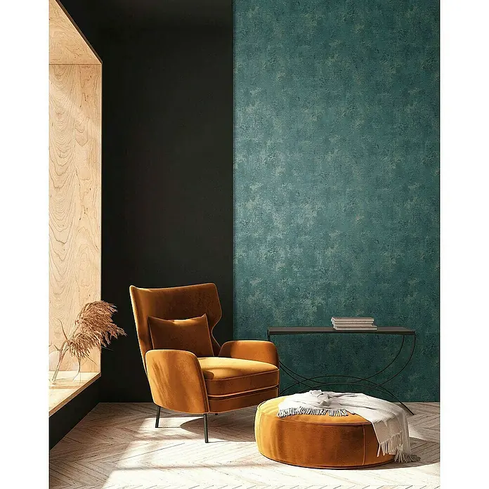 Tadessi Vliestapete M1-No.4039 - Grün, Steinoptik, 10,05 x 0,53 m - Gemütlicher orangefarbener Samtsessel und passender Ottoman in einem modernen Raum, der eine bequeme Sitzgelegenheit bietet.