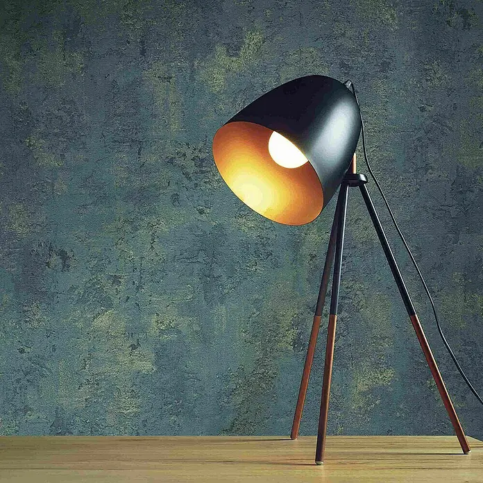 Tadessi Vliestapete M1-No.4039 - Grün, Steinoptik, 10,05 x 0,53 m - Schwarze Tripod-Tischleuchte mit Holzdetails und warmem Licht auf einem Tisch.