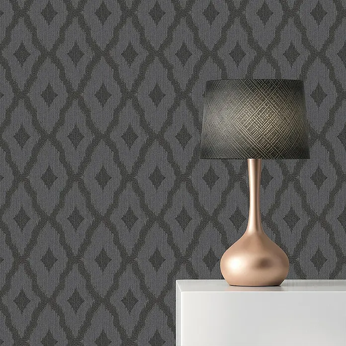 Tadessi Vliestapete M1-No.3869 - Schwarz, Streifen, 10,05 x 0,53 m - Dunkelgraue Tapete mit dezentem Ogee-Muster, die eine stilvolle Kulisse für eine Lampe bildet.