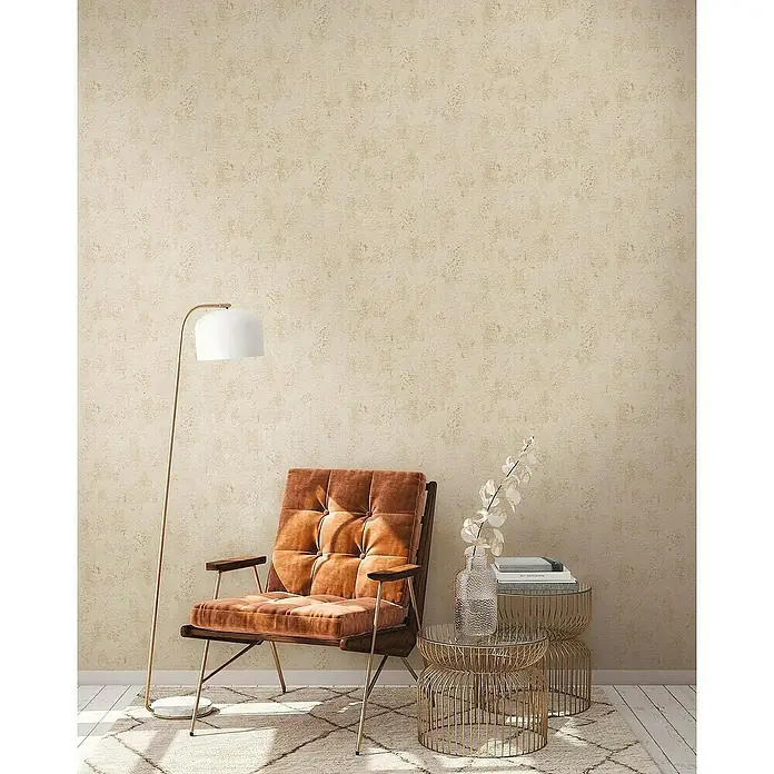 Tadessi Vliestapete M1-No.4041 - Creme, Steinoptik, 10,05 x 0,53 m - Strukturierte beigefarbene Tapete, die eine Wand in einem Wohnraum bedeckt und Wärme und Tiefe verleiht.