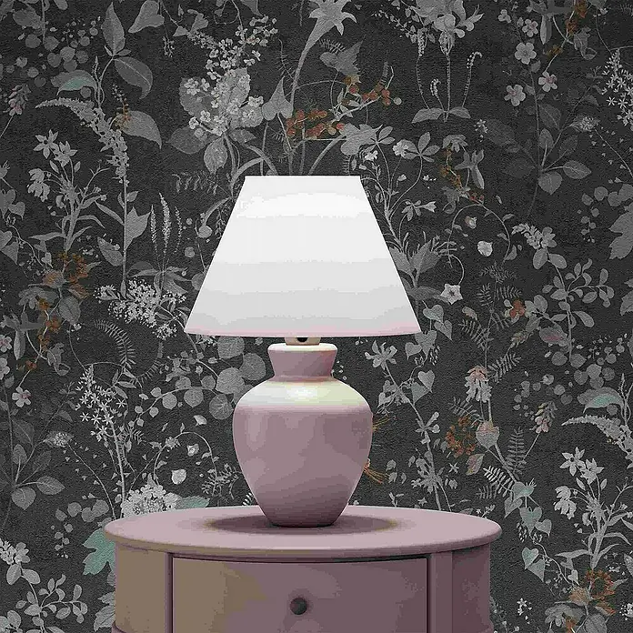 Tadessi Vliestapete M1-No.4050 - Schwarz, Floral, 10,05 x 0,53 m - Rosafarbene Tischlampe mit weißem Schirm auf einem passenden runden pinkfarbenen Nachttisch.