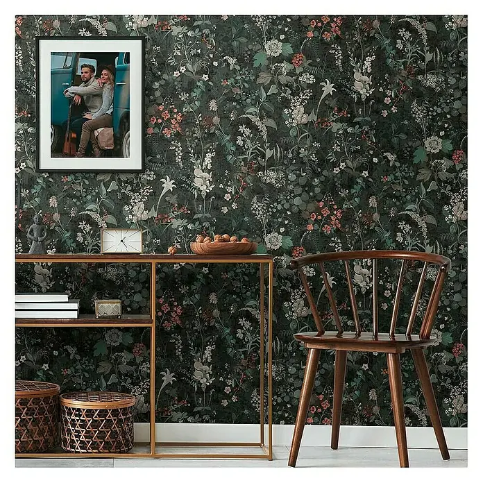 Tadessi Vliestapete M1-No.4050 - Schwarz, Floral, 10,05 x 0,53 m - Dunkle Blumentapete mit grünen, weißen und korallenfarbenen Mustern an einer Wand hinter Konsolentisch und Stuhl.