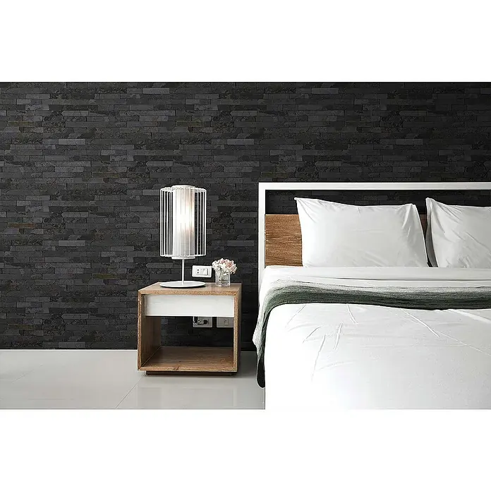 Tadessi Vliestapete M1-No.112 - Schwarz, Steinoptik, 10,05 x 0,53 m - Dunkle Ziegelsteinmuster-Wandverkleidung in einem modernen Schlafzimmer.