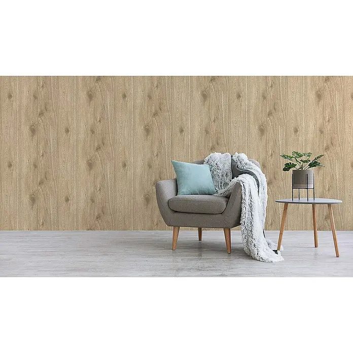Tadessi Vliestapete M1-No.24 - Beige, Holzoptik, 10,05 x 0,53 m - Helle, holzfarbene Wandpaneele mit vertikaler Maserung an einer Zimmerwand hinter Stuhl und Pflanze.