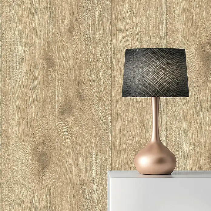 Tadessi Vliestapete M1-No.24 - Beige, Holzoptik, 10,05 x 0,53 m - Roségoldene Tischlampe mit dunkelgrauem Musterschirm auf weißer Oberfläche vor Holzwand.