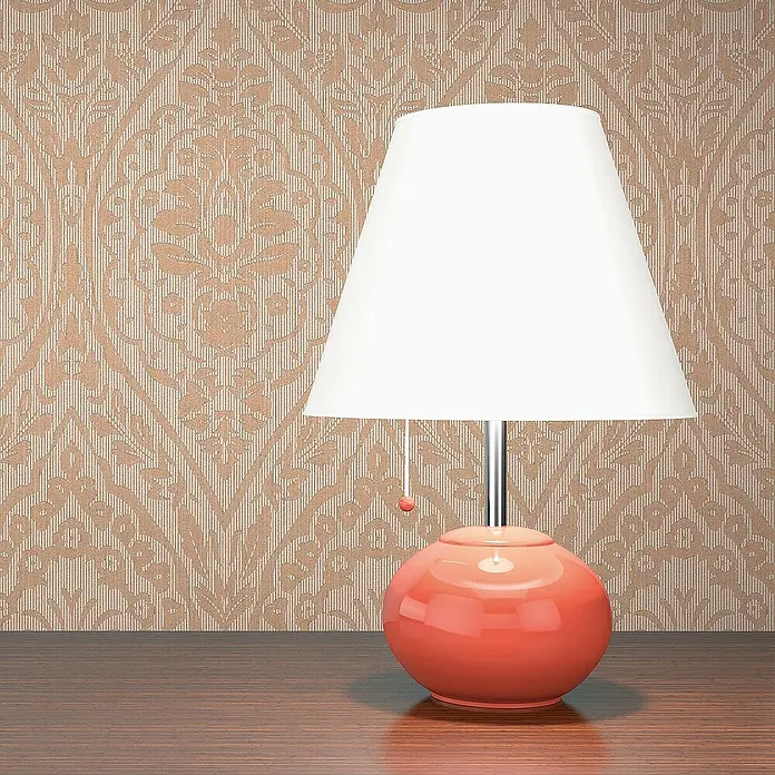Tadessi Vliestapete M1-No.3851 - Beige, Streifen, 10,05 x 0,53 m - Eine korallfarbene, kugelförmige Tischlampe mit weißem Kegelschirm steht auf einem Holztisch vor gemusterter beiger Tapete.