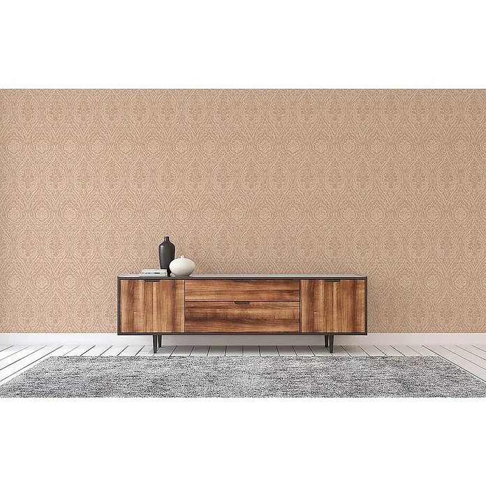 Tadessi Vliestapete M1-No.3851 - Beige, Streifen, 10,05 x 0,53 m - Hölzernes Sideboard mit dunkler Platte, das Deko-Vasen präsentiert, vor einer gemusterten Wand.