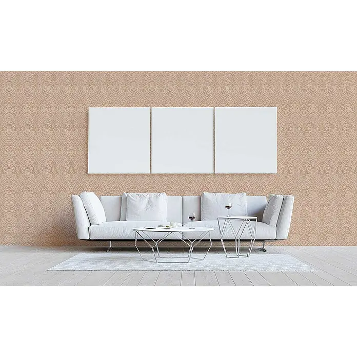 Tadessi Vliestapete M1-No.3851 - Beige, Streifen, 10,05 x 0,53 m - Beige Damastmuster-Tapete an einer Wohnzimmerwand hinter einem weißen Sofa und Kunstpaneelen.