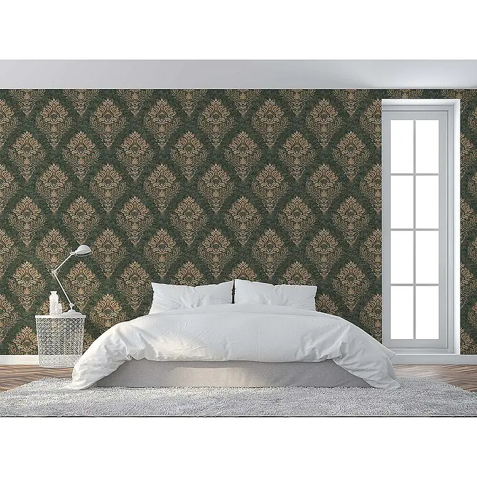 Tadessi Vliestapete M1-No.633 - Grün, Ornament, 10,05 x 0,53 m - Dunkelgrüne Tapete mit goldenem Damastmuster in einem Schlafzimmer hinter einem Bett.