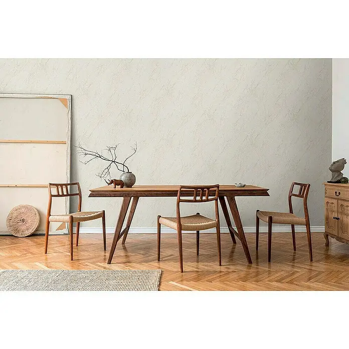 Tadessi Vliestapete M1-No.4008 - Creme, Steinoptik, 10,05 x 0,53 m - Helle beige Tapete mit dezentem Natursteinmuster an einer Esszimmerwand, die ihre Textur und Farbe in einem Wohnraum zeigt.
