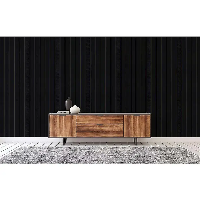 Tadessi Vliestapete M1-No.878 - Schwarz, Streifen, 10,05 x 0,7 m - Elegantes Sideboard aus Holz mit zwei Schubladen und zwei Türen, dekoriert mit zwei Vasen.