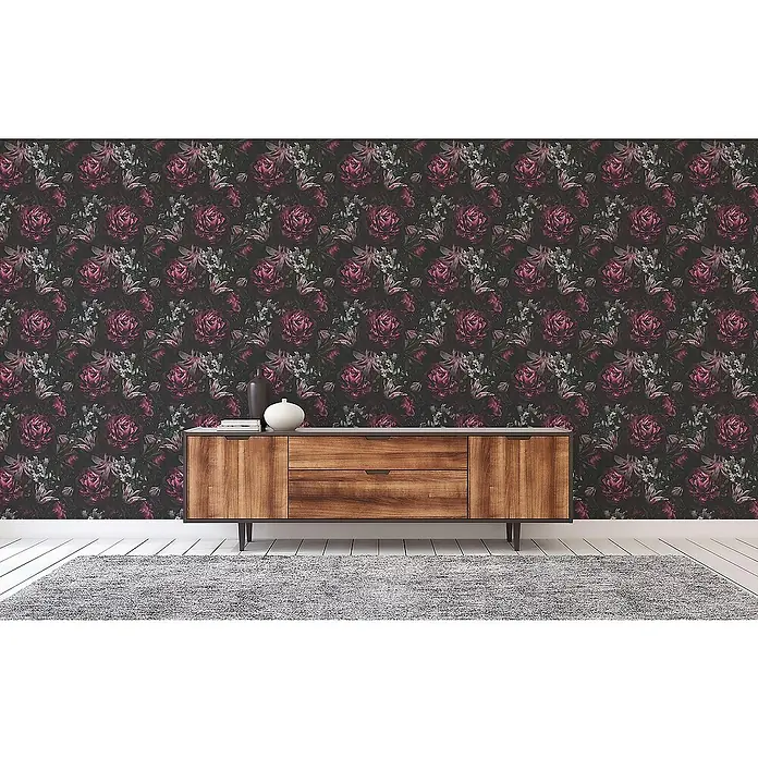 Tadessi Vliestapete M1-No.3456 - Schwarz, Floral, 10,05 x 0,53 m - Holzsideboard mit zwei Schubladen und zwei Türen auf dunklen Beinen, vor dunkler Blumentapete, mit grauem Teppich.