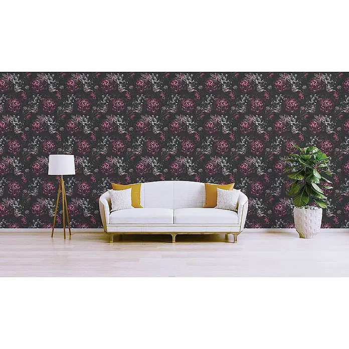 Tadessi Vliestapete M1-No.3456 - Schwarz, Floral, 10,05 x 0,53 m - Blumige Tapete mit dunkelrosa Pfingstrosen und grauem Laub auf dunklem Grund, schmückt eine Zimmerwand.
