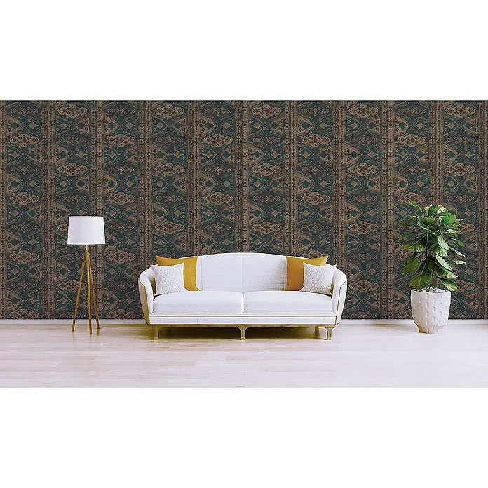 Tadessi Vliestapete M1-No.1607 - Braun, Sonstiges, 10,05 x 0,53 m - Dunkelpetrolfarbene und braune Tapete mit komplexen vertikalen Mustern, als Akzentwand im Wohnzimmer.