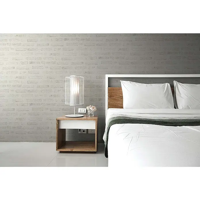Tadessi Vliestapete M1-No.418 - Grau, Steinoptik, 10,05 x 0,53 m - Modernes weißes Bett mit Holz-Kopfteil und passendem Nachttisch in einem hellen, minimalistischen Schlafzimmer.