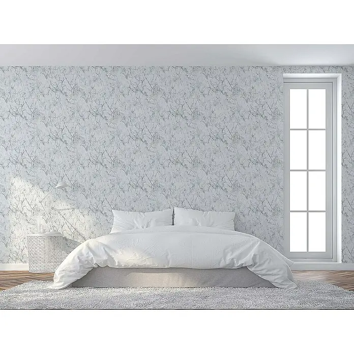 Tadessi Vliestapete M1-No.165 - Grau, Steinoptik, 10,05 x 0,53 m - Marmor gemusterte Tapete in einem modernen Schlafzimmer, hinter einem Bett und neben einem Fenster.