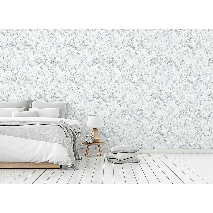 Tadessi Vliestapete M1-No.165 - Grau, Steinoptik, 10,05 x 0,53 m - Weiße und graue Marmor-Effekt-Tapete mit feiner Maserung an einer Schlafzimmerwand.