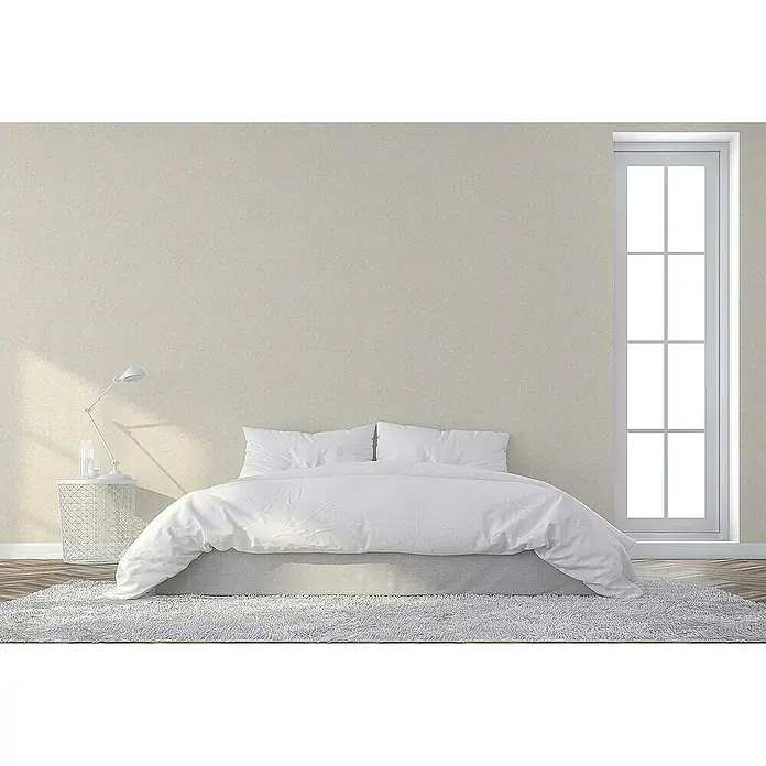 Tadessi Vliestapete M1-No.4404 - Creme, Sonstiges, 10,05 x 0,53 m - Helle beige strukturierte Tapete an einer Schlafzimmerwand hinter einem weißen Bett, Nachttisch und Fenster.