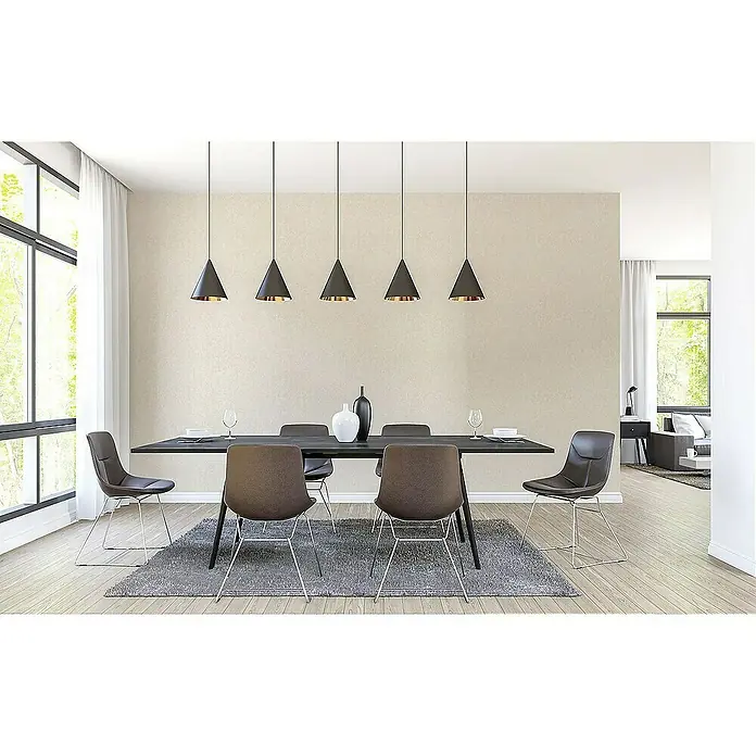 Tadessi Vliestapete M1-No.4404 - Creme, Sonstiges, 10,05 x 0,53 m - Modernes Esszimmer mit schwarzem Tisch, sechs braunen Stühlen mit Metallbeinen und fünf schwarzen Pendelleuchten mit Kupferakzenten.