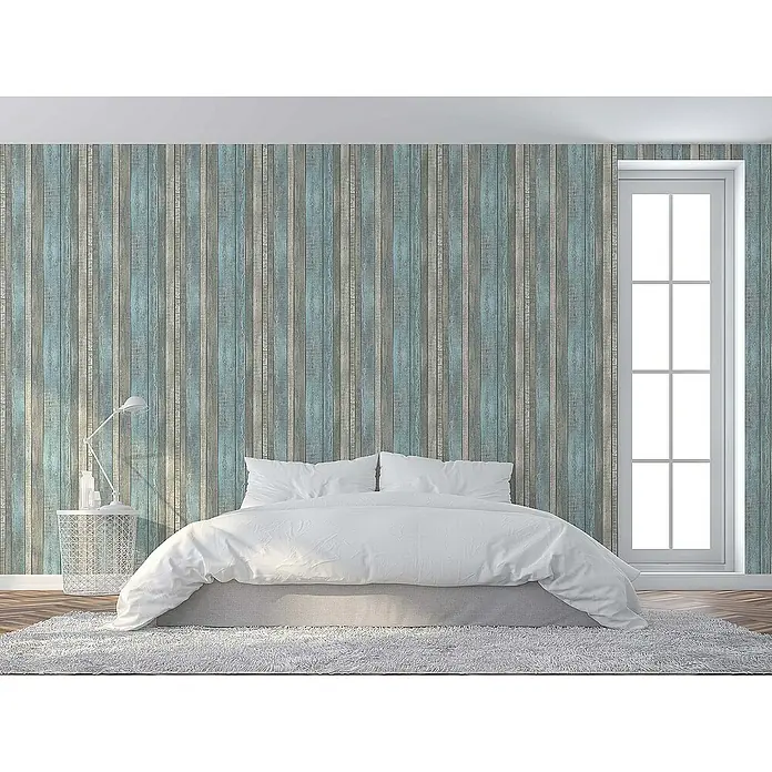 Tadessi Vliestapete M1-No.56 - Grau, Holzoptik, 10,05 x 0,53 m - Tapete aus blauen und beigen Holzplanken im Used-Look an einer Schlafzimmerwand.