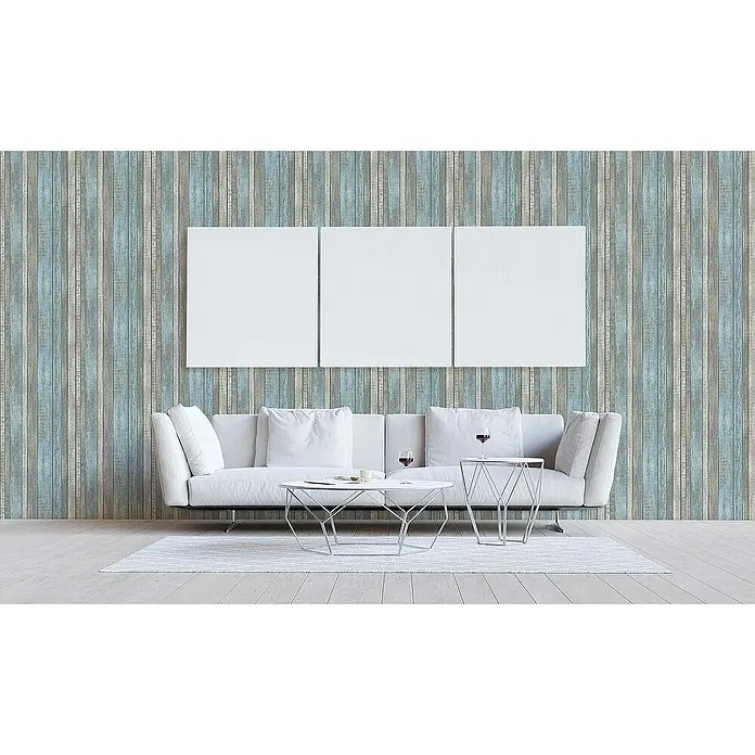 Tadessi Vliestapete M1-No.56 - Grau, Holzoptik, 10,05 x 0,53 m - Blau-graue Tapete im Used-Holzplanken-Design an einer Wohnzimmerwand, hinter einem weißen Sofa.