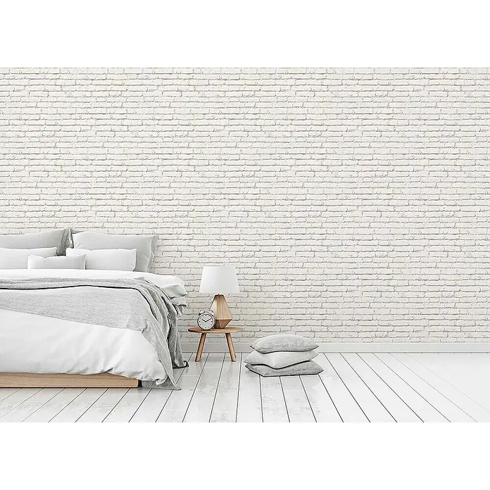 Tadessi Vliestapete M1-No.53 - Grau, Steinoptik, 10,05 x 0,53 m - Weiße Ziegelwand als strukturierte Kulisse in einem gemütlichen Schlafzimmer.