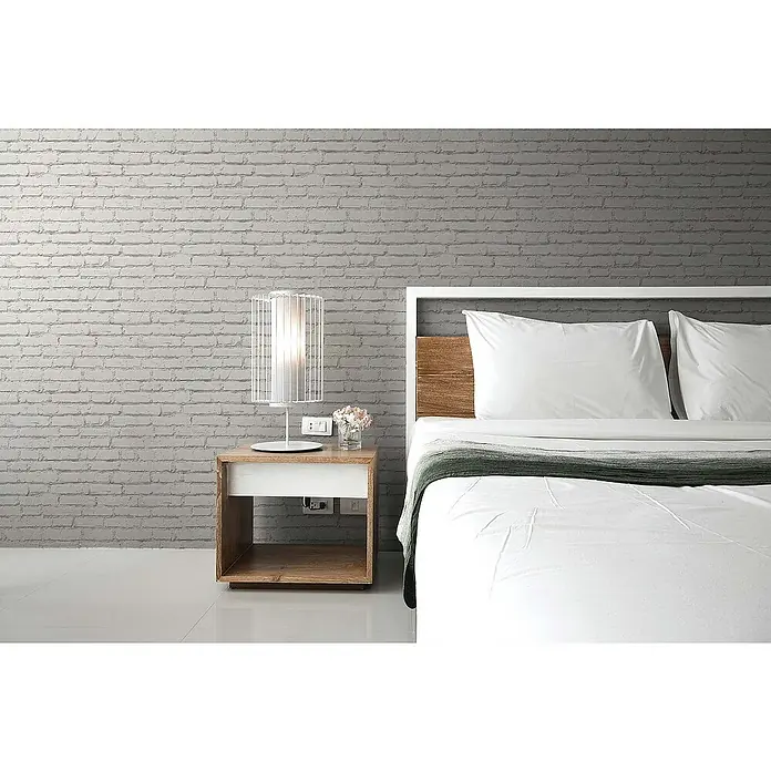 Tadessi Vliestapete M1-No.53 - Grau, Steinoptik, 10,05 x 0,53 m - Modernes Schlafzimmer mit Bett, weißer Bettwäsche, dunkelgrünem Überwurf, Nachttisch aus Holz und moderner weißer Lampe.