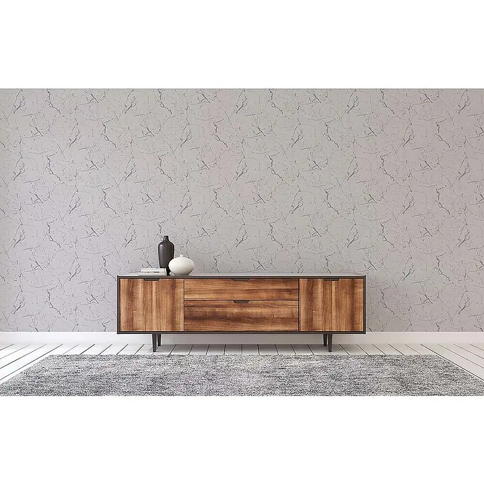 Tadessi Vliestapete M1-No.603 - Grau, Steinoptik, 10,05 x 0,53 m - Modernes Holz-Sideboard mit zwei Türen und zwei Schubladen, darauf zwei dekorative Vasen.