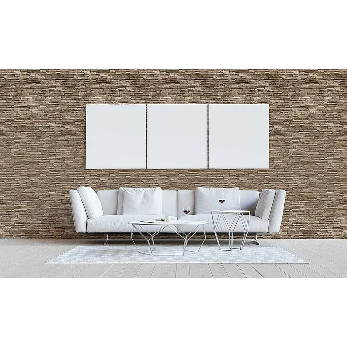Tadessi Vliestapete M1-No.3817 - Braun, Steinoptik, 10,05 x 0,53 m - Drei leere weiße rechteckige Leinwände, nebeneinander an einer Steinwand in einem modernen Wohnzimmer.
