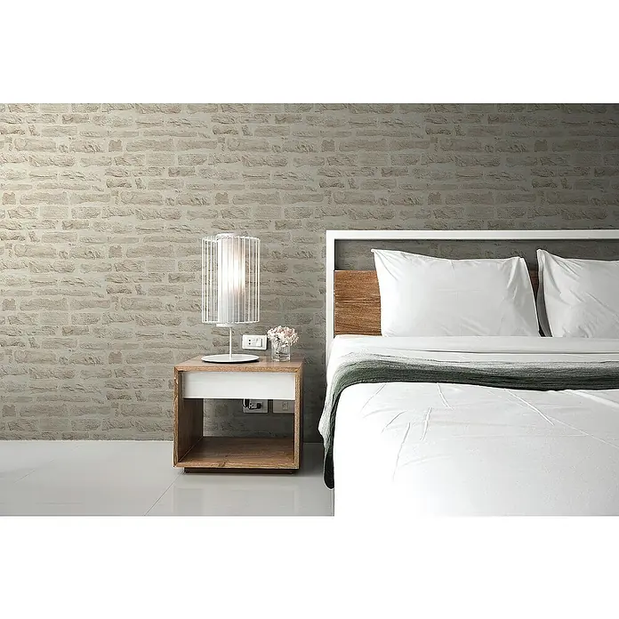 Tadessi Vliestapete M1-No.2592 - Creme, Steinoptik, 10,05 x 0,53 m - Modernes Schlafzimmer mit heller Ziegelwand, weißem Bett, Holznachttisch und moderner Lampe.
