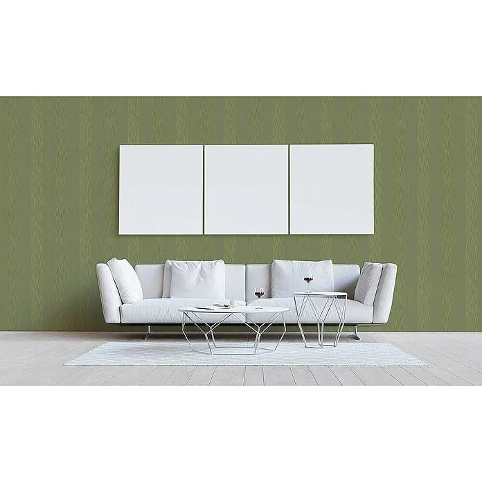Tadessi Vliestapete M1-No.3804 - Grün, Streifen, 10,05 x 0,53 m - Grün gestreifte Tapete in einem Wohnzimmer, mit einem weißen Sofa und drei leeren Leinwänden.