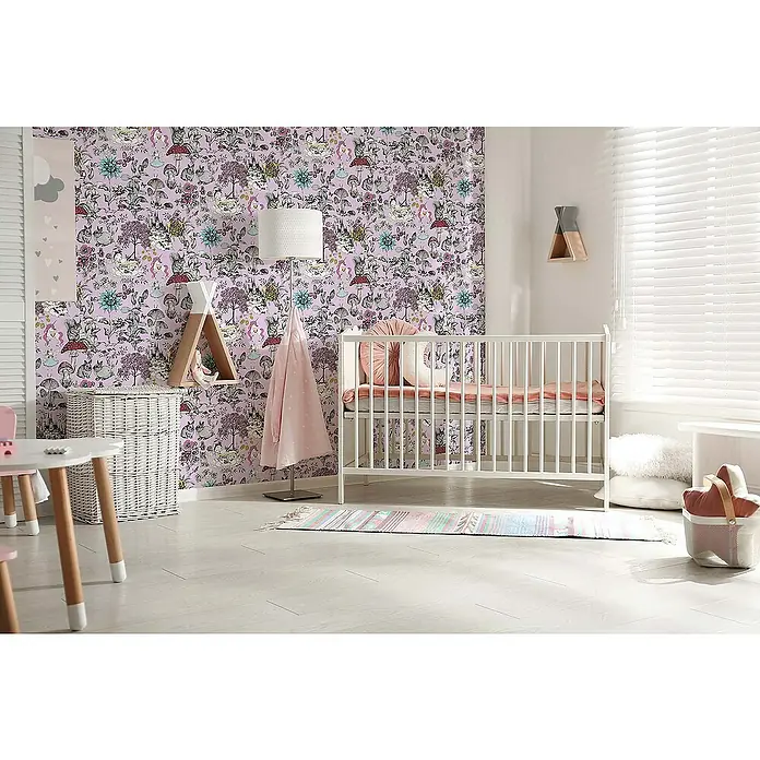 Tadessi Vliestapete M1-No.728 - Schwarz, Floral, 10,05 x 0,53 m - Lila Tapete mit einem märchenhaften Muster aus Hasen, Eichhörnchen, Pilzen und Schlössern, die eine Kinderzimmerwand schmückt.
