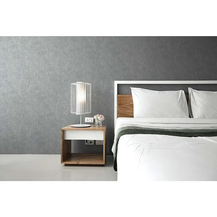 Tadessi Vliestapete M1-No.16 - Grau, Steinoptik, 10,05 x 0,53 m - Moderner Nachttisch aus hellem Holz mit weißer Schublade, weißer Käfiglampe und weißer Bettwäsche in einem minimalistischen Schlafzimmer.