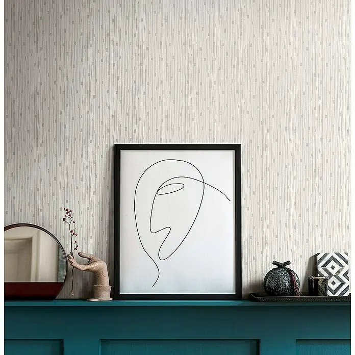 Tadessi Vliestapete M1-No.4031 - Creme, Streifen, 10,05 x 0,53 m - Helle Tapete mit dezenten vertikalen Linien und kleinen grauen Rechteckakzenten, die eine Wand über einem tealfarbenen Regal bedeckt.