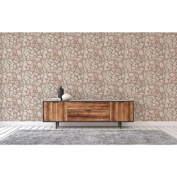 Tadessi Vliestapete M1-No.3693 - Grau, Steinoptik, 10,05 x 0,53 m - Tapete mit braunem und grauem Steinmuster an einer Wand hinter einem Holzsideboard.